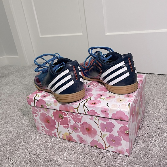4𝒇𝒐𝒓$50 Adidas Predator Soccer shoes Size4.5 - Picture 2 of 5